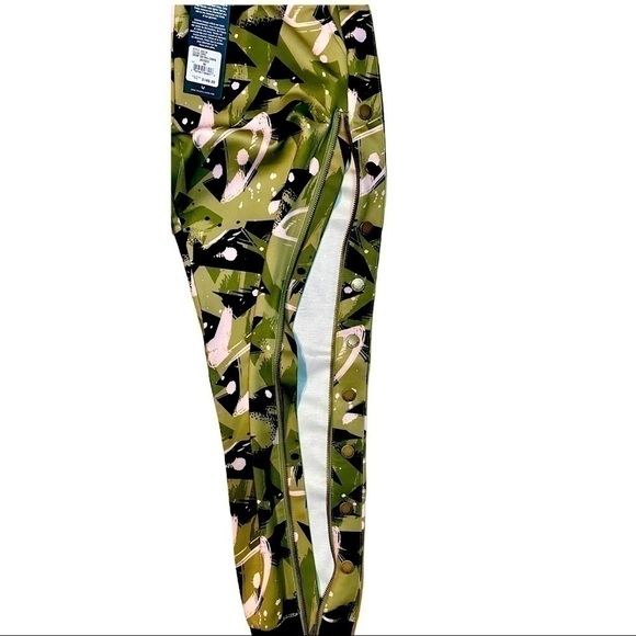 𝅺true RELIGION New With Tags WOMEN'S SNAP DETAIL CAMO JOGGERS SIZE MEDIUM - Picture 5 of 9
